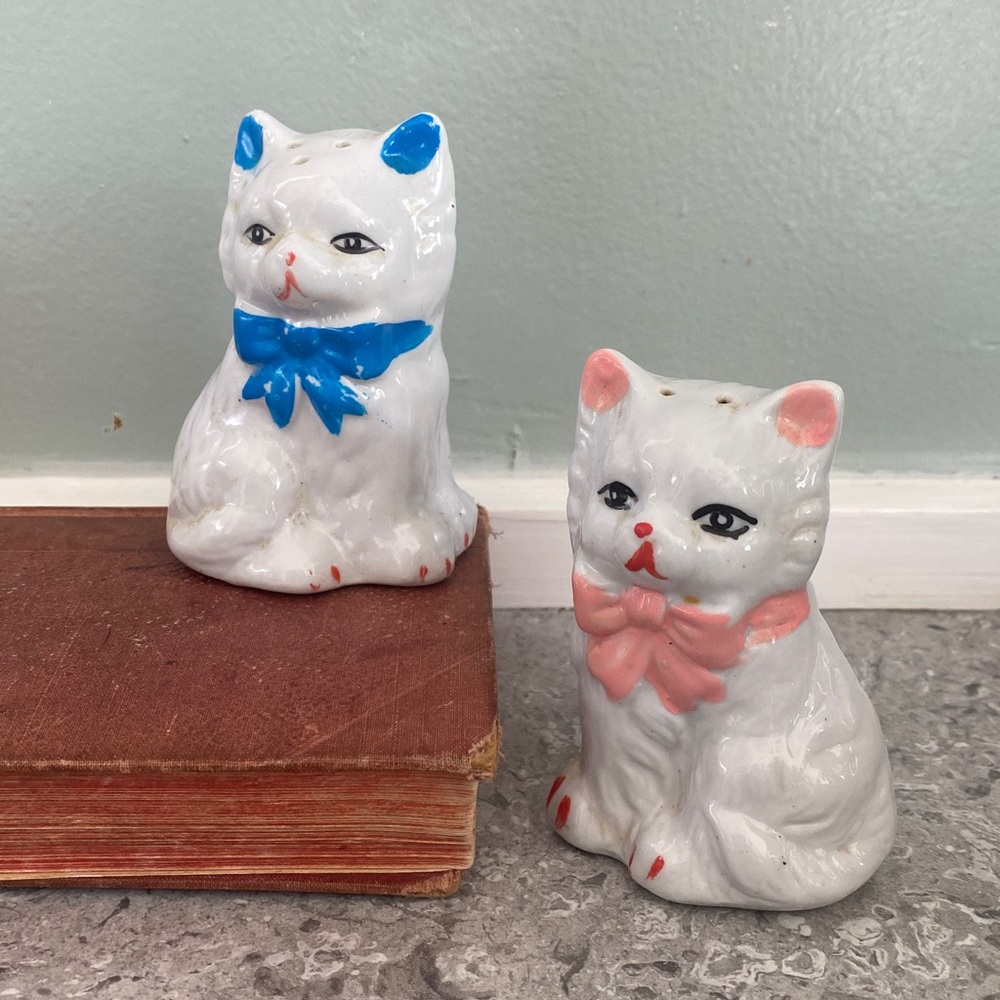 Vintage Ceramic Cat salt and pepper set with Blue and Pink Bows
